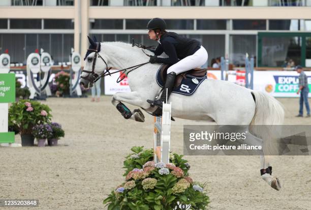 September 2021, Lower Saxony, Hagen A.T.W.: Equestrian sport: Show jumping, CSI3*. The show jumper Emilie Conter rides on Ero del Pierire. Photo:...