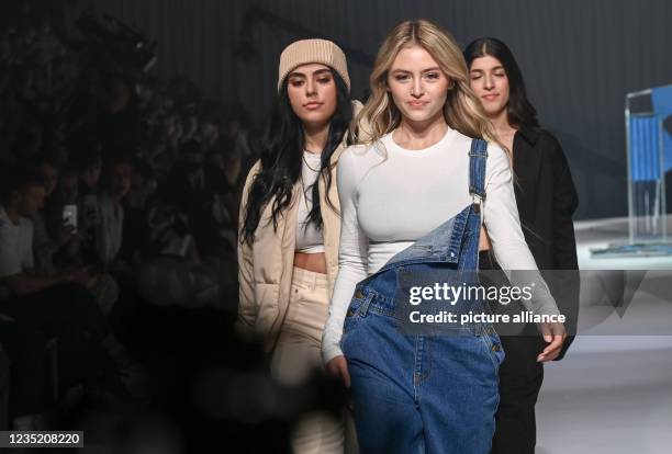 September 2021, Berlin: Leni Klum walks as a model at her show "Leni Klum x About You" as part of the About You Fashion Week. About You, or...