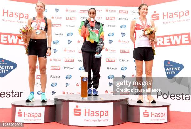 September 2021, Hamburg: Athletics: Marathon: Gadise Molo from Ethiopia wins the women's competition in the marathon ahead of Camilla Elofsson from...