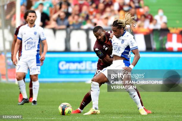 MetMetz's Ivorian midfielder Habib Maiga fights for the ball with Troyes' Portuguese-Luxembourgian forward Gerson Rodrigues during the French L1...