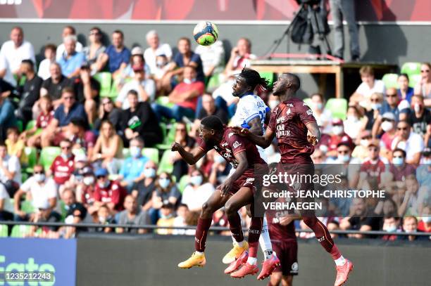 Metz's Malian midfielder Boubacar Traore and Metz's Malian defender Boubakar Kouyate fight for the ball with Troyes' Guinean-Portuguese forward Mama...