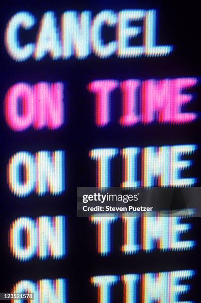 airport flight schedule sign - announce their tv schedule stockfoto's en -beelden