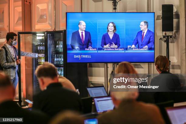 Journalists watch the 2nd "Triell" televised debate with chancellor candidates SPD Chancellor candidate Olaf Scholz, Annalena Baerbock, co-leader of...