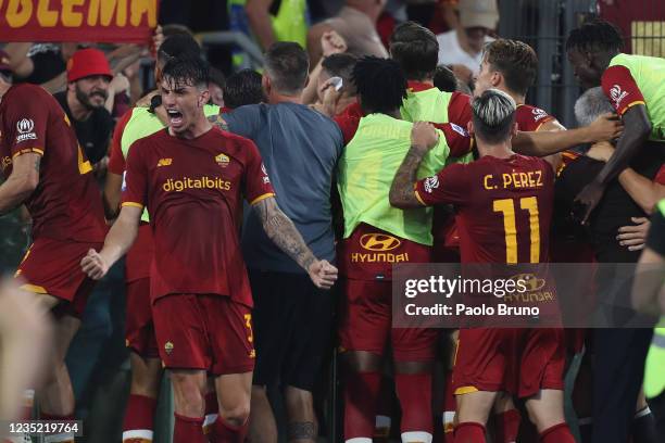 Roger Ibanez with his teammates of AS Roma celebrate after the goal scored by Stephan El Shaarawy during the Serie A match between AS Roma and US...