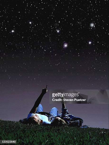 mother and daughter looking at stars - astronomy photos et images de collection
