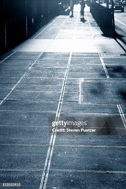 sidewalk, street - film noir stil stockfoto's en -beelden
