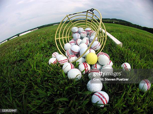 golf balls on field - drivingrange stockfoto's en -beelden