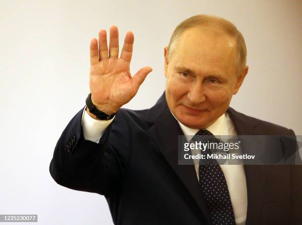 Russian President Vladimir Putin greets Tokyo 2020 Paralympic medalists during the meeting at the Grand Kremlin Palace, on September 13, 2021 in...