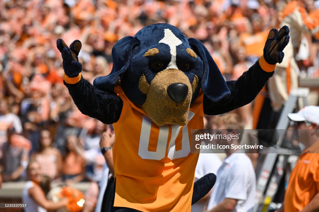 Tennessee mascot, Smokey, performs with students during the NCAA Photo  d'actualité - Getty Images