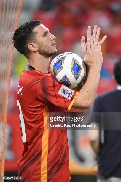 Jakub Swierczok of Nagoya Grampu cheers to supporters during the AFC Champions League round of 16 match between Nagoya Grampus and Daegu FC at the...