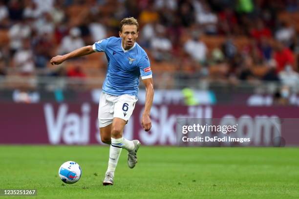 Lucas Leiva of SS Lazio controls the ball during the Serie A match between AC Milan and SS Lazio at Stadio Giuseppe Meazza on September 12, 2021 in...