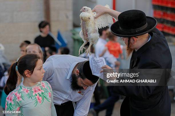 Kaparot Ritual 596 Kaparot Ceremony Performed In Israel Stock Photos, High-Res ...