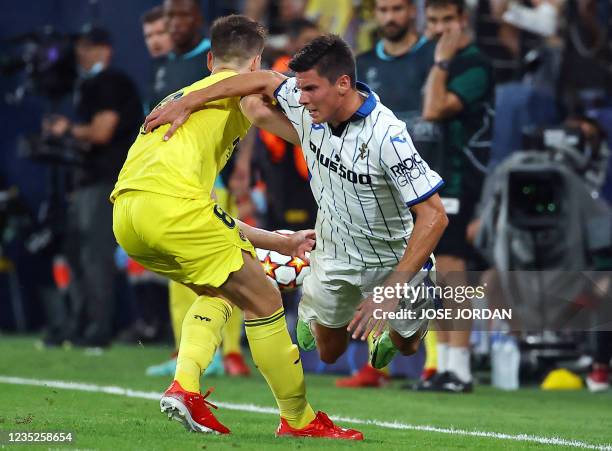 Villarreal's Argentinian defender Juan Foyth vies with Atalanta's Italian midfielder Matteo Pessina during the UEFA Champions League first round...