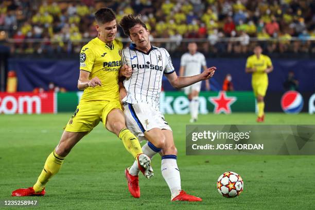 Villarreal's Argentinian defender Juan Foyth vies with Atalanta's Russian midfielder Aleksey Miranchuk during the UEFA Champions League first round...