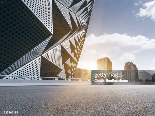 the city's tall, pyramid-shaped wide road protruding from the side of the three-dimensional building - car front view no people stock-fotos und bilder