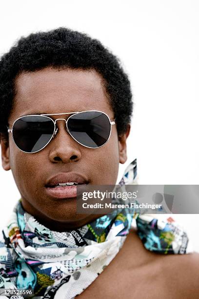 black male with sunglasses portrait - aviator glasses fotografías e imágenes de stock