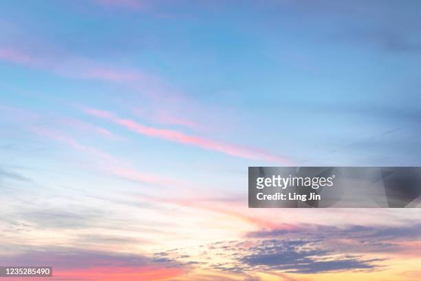 sunset blue sky with pink cloud - 早晨 個照片及圖片檔