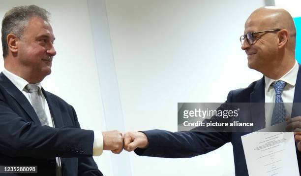 Dpatop - 16 September 2021, Berlin: RECROP - Deutsche Bahn Chief Human Resources Officer Martin Seiler and GDL leader Claus Weselsky stand together...