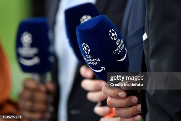 Commentator Mic 4,034 Commentator Microphone Stock Photos, High-Res Pictures, and ...