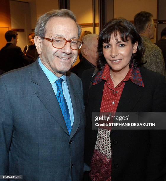Bernard Stasi , président de la commission sur la laïcité, s'entretient avec Anne Hidalgo, première adjointe du maire de Paris Bertrand Delanoë, le...