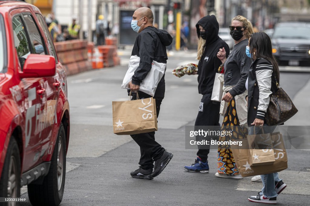 Pedestrians carry Macy's shopping bags in San Francisco, California,  News Photo - Getty Images