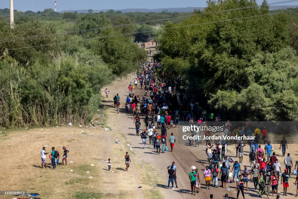 large-migration-surge-crosses-rio-grande-into-del-rio-texas.webp