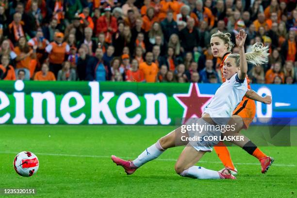 Netherlands's Vivianne Miedema scores the equalizer past Czech Republic's Petra Bertholdova during the FIFA World Cup Australia and New-Zealand 2023...