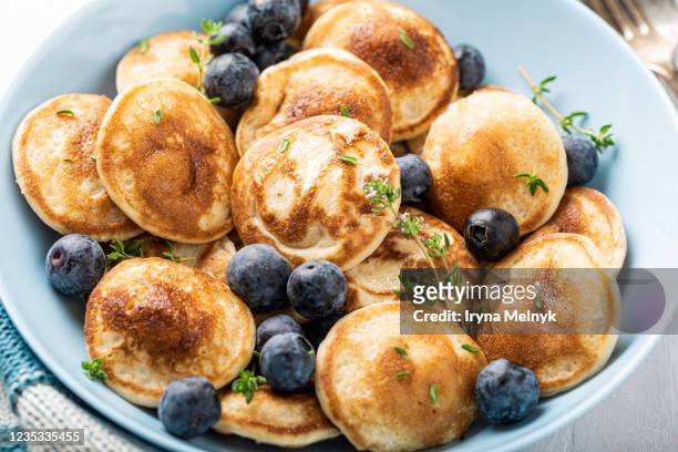 small pancakes or poffertjes, dutch cuisine - dutch pancakes stockfoto's en -beelden