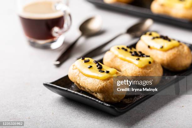 traditional french dessert eclair with banana icing. - stuffing stock-fotos und bilder