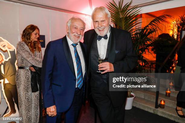 September 2021, Saxony, Leipzig: Dieter Hallervorden and Gunther Emmerlich are at the aftershow party of the media award Golden Henne in the Congress...