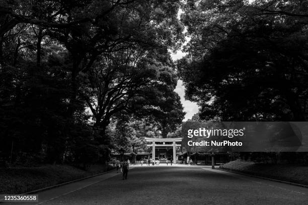 Tokyo, Japan. Torii at the entrance to Meiji-jingu a Shinto shrine in Shibuya, Tokyo. The Covid emergency in Japan continues and the tourist resorts...