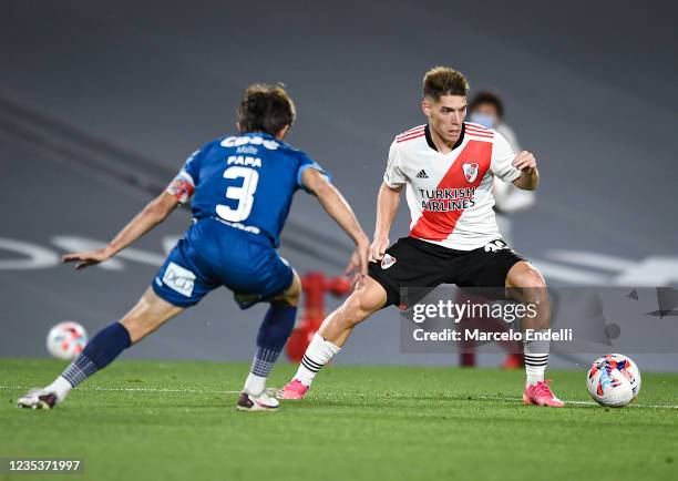 Benjamin Rollheiser of River Plate fights for the ball with Emiliano Papa of Arsenal during a match between River Plate and Arsenal as part of Torneo...