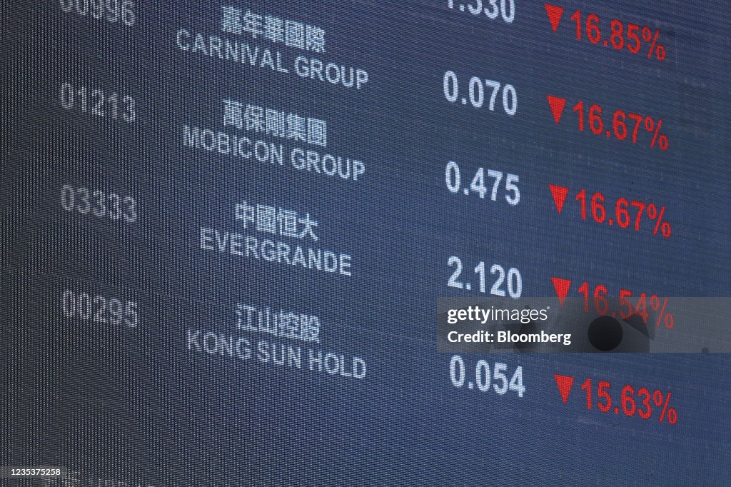 Hong Kong Stocks Sink as Property Fear Spreads Beyond Evergrande