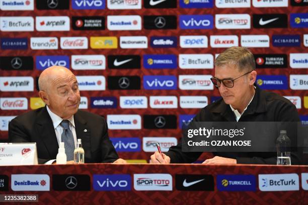 Turkey national football team's newly appointed, German head coach Stefan Kuntz , flanked by Turkish football federation president Nihat Ozdemir ,...