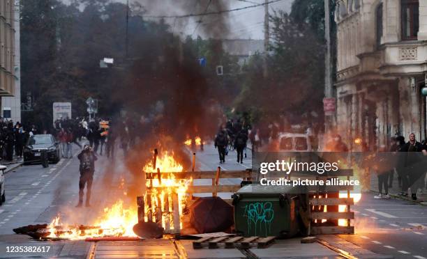 September 2021, Saxony, Leipzig: A barricade burns on a street in the Connewitz district. In the course of the "We are all LinX" demonstration there...