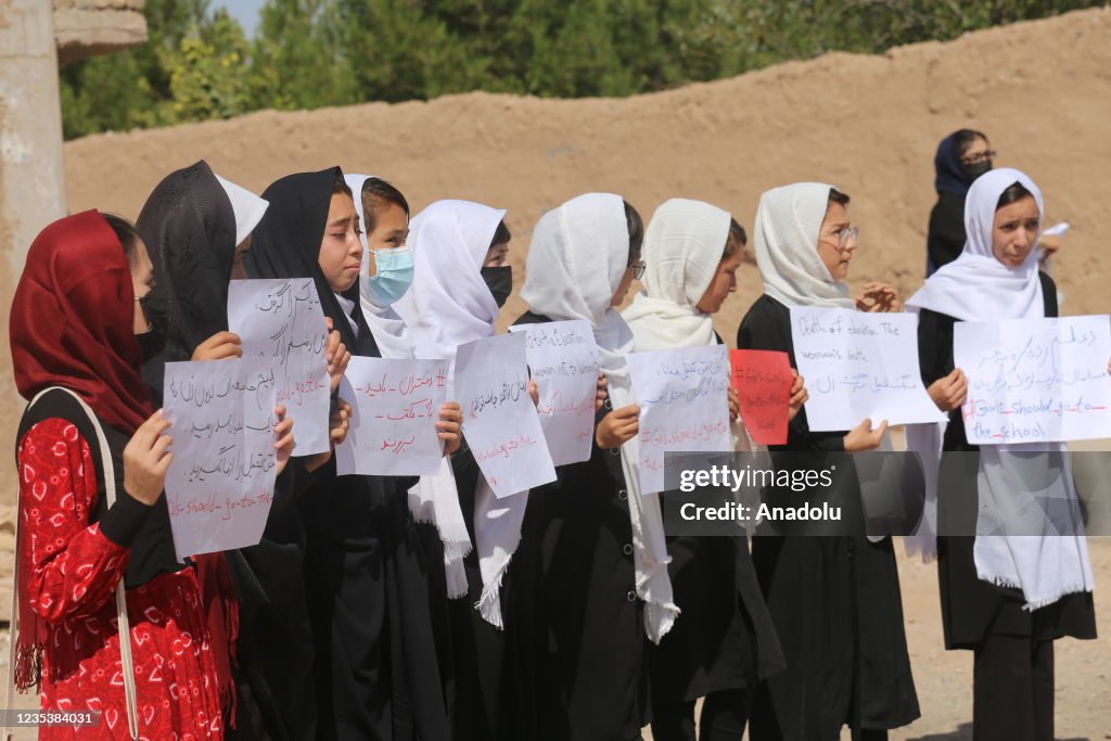 Demonstrations of women for the right to education in Herat