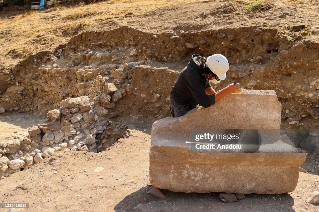 1800-year-old special seats for elites found in Pergamon Ancient City