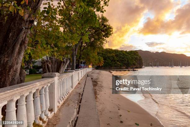 belmont beach along the belmont walkway in bequia, st vincent and the grenadines, 2019 - belmont harbor stock-fotos und bilder