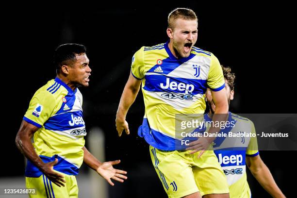 Juventus player Matthijs de Ligt celebrates 2-3 goal with Alex Sandro during the Serie A match between Spezia Calcio v Juventus at Stadio Alberto...