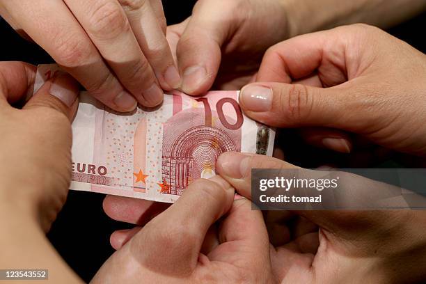 euro in mani ii - piccolo gruppo di persone foto e immagini stock