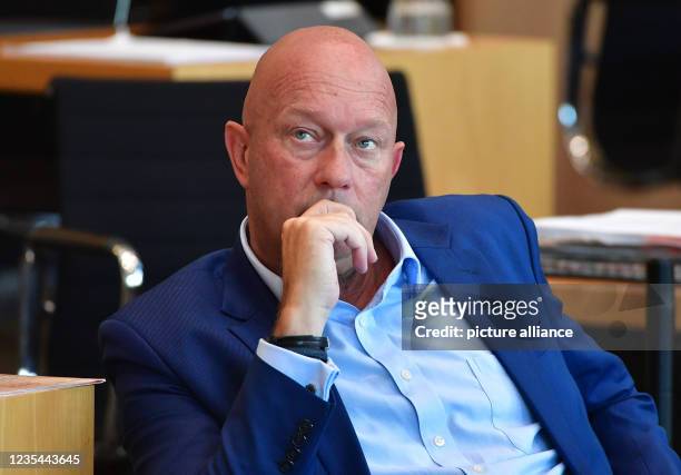 September 2021, Thuringia, Erfurt: Thomas Kemmerich, FDP member of parliament and former prime minister of Thuringia, follows the debate in the...