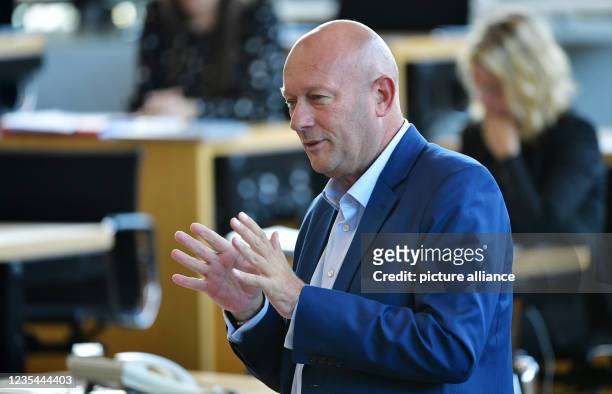 September 2021, Thuringia, Erfurt: Thomas Kemmerich, FDP member of parliament and former prime minister of Thuringia, speaks in the plenary hall of...