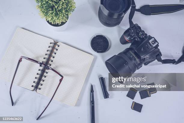 directly above shot of workplace of a photographer on table - fotografie benodigdheden stockfoto's en -beelden