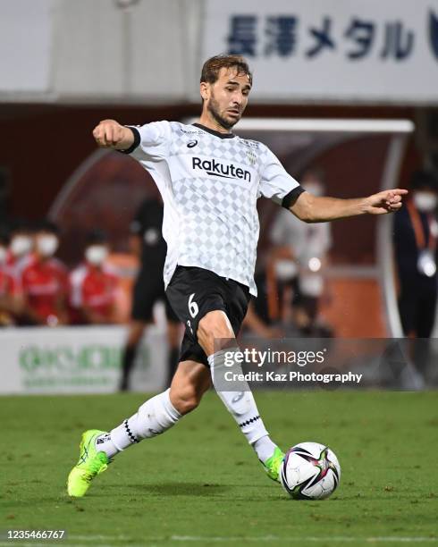 Sergi Samper of Vissel Kobe passes the ball during the J.League Meiji Yasuda J1 match between Shimizu S-Pulse and Vissel Kobe at IAI Stadium...