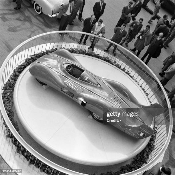 Visitors look at "L'Etoile filante", Renault's experimental car, at the 43rd Paris Motor Show on October 4, 1956 at the Grand Palais in Paris. - The...