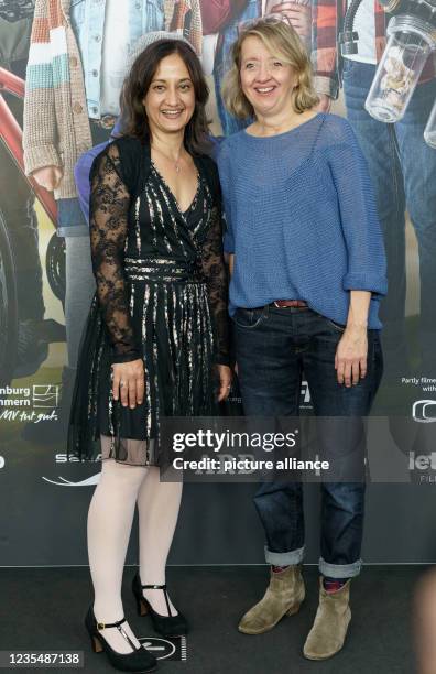 September 2021, Hamburg: The actresses Meriam Abbas and Anna Böttcher appear on the red carpet at the premiere of the movie "Die Pfefferkörner und...