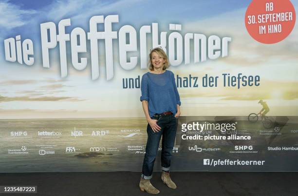 September 2021, Hamburg: The actress Anna Böttcher appears on the red carpet at the premiere of the movie "Die Pfefferkörner und der Schatz der...