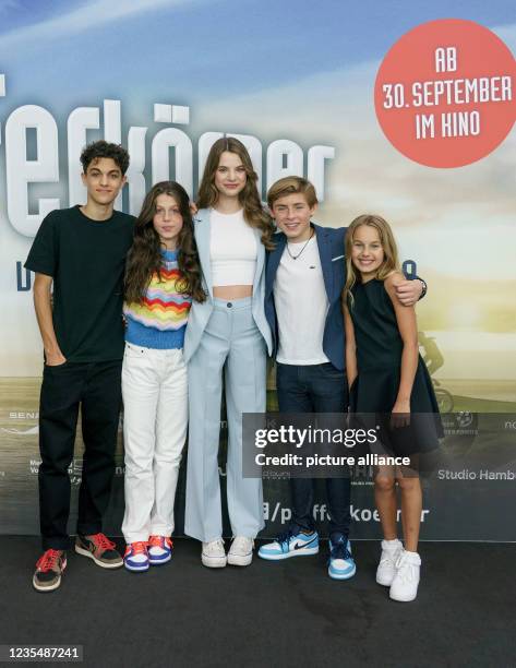 September 2021, Hamburg: The actors Caspar Fischer-Ortmann , Linda Madita, Emilia Flint, Leander Burat and Charlotte Martz appear on the red carpet...