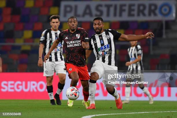 Nicolás De La Cruz of River Plate and Alejandro Maciel of Central Córdoba fight for the ball during a match between Central Córdoba and River Plate...