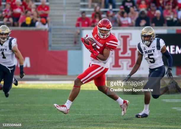 Houston Cougars tight end Christian Trahan completes a catch in the first quarter during the college football game between the Navy Midshipmen and...
